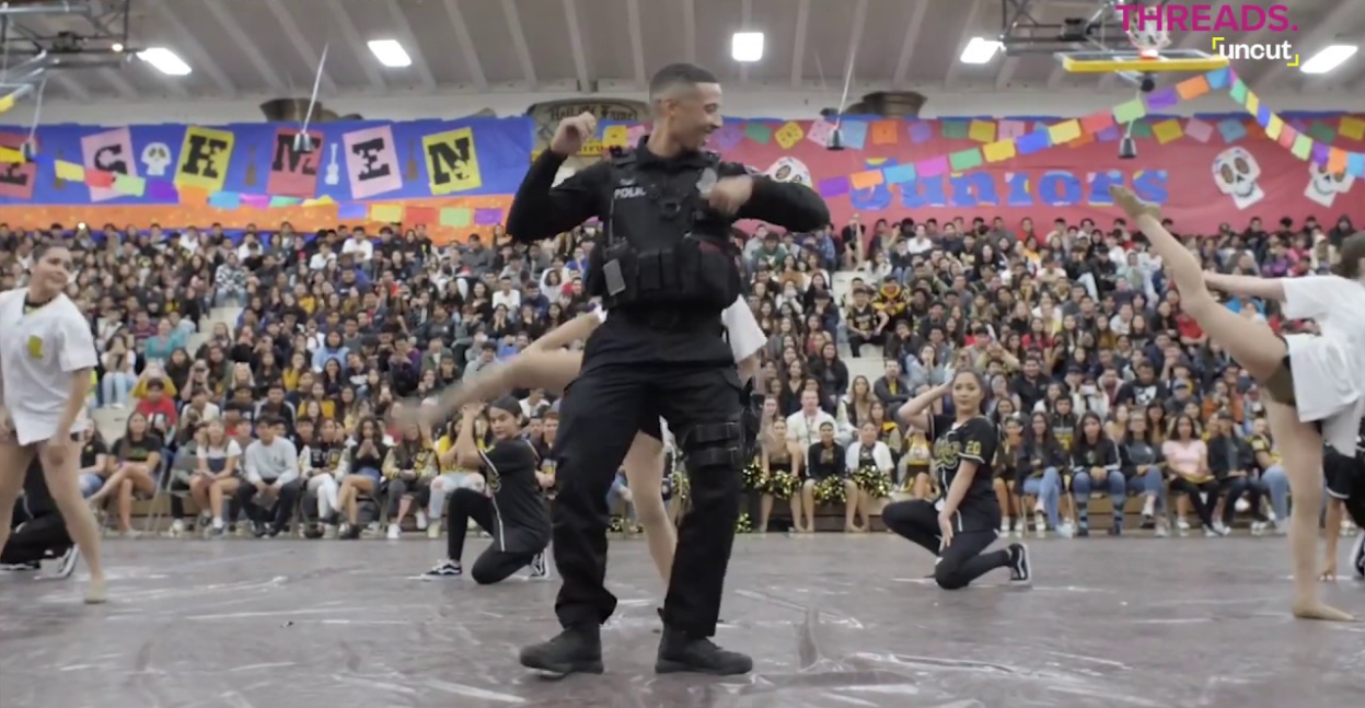 school-police-officer-says-goodbye-on-his-last-day-with-amazing-dance